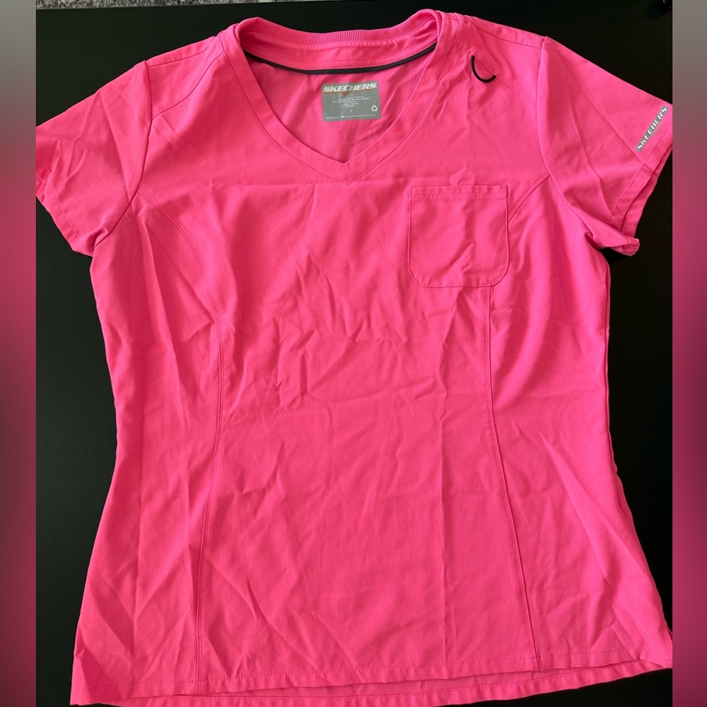Women’s Sketchers scrub top